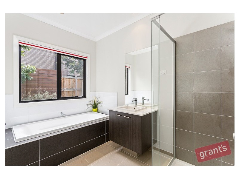 30 Mountain View Boulevard, Cranbourne North VIC 3977