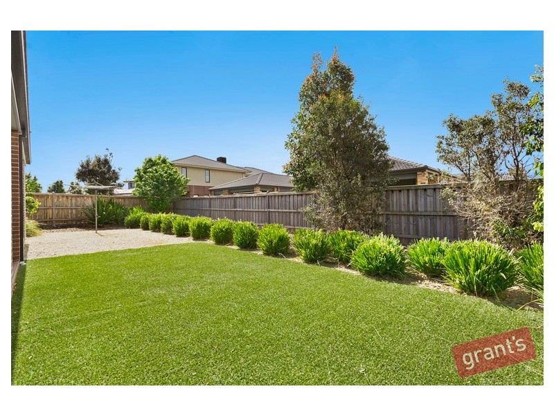 30 Mountain View Boulevard, Cranbourne North VIC 3977