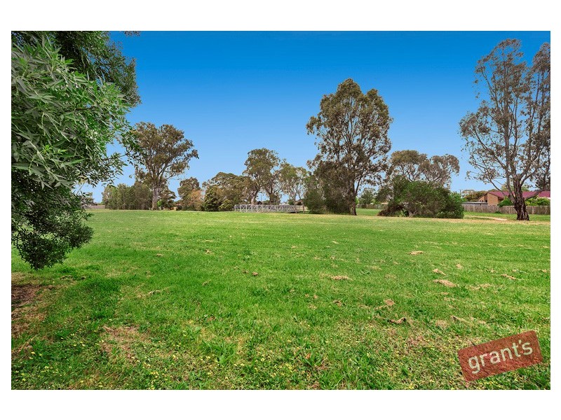 22 Village Drive, Hampton Park VIC 3976