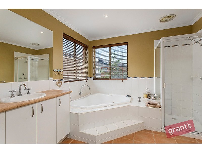 27 Amhurst Drive, Narre Warren South VIC 3805