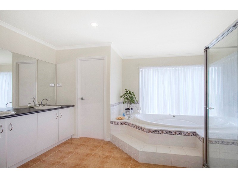 25 Cherry Tree Lane, Narre Warren VIC 3805