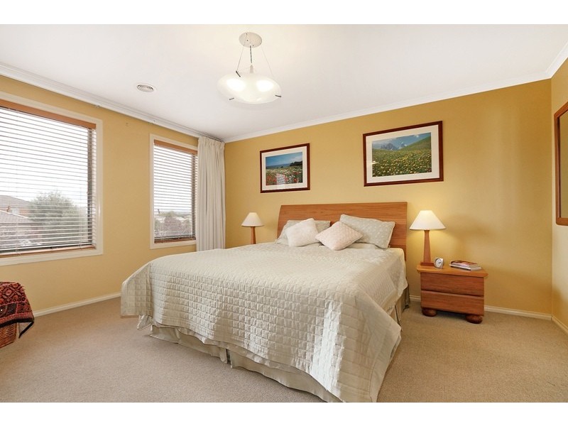 16 Minton Walk, Narre Warren South VIC 3805