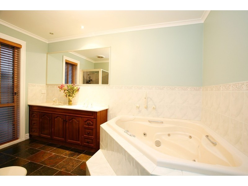 82-84 St Helens Crescent, Narre Warren North VIC 3804