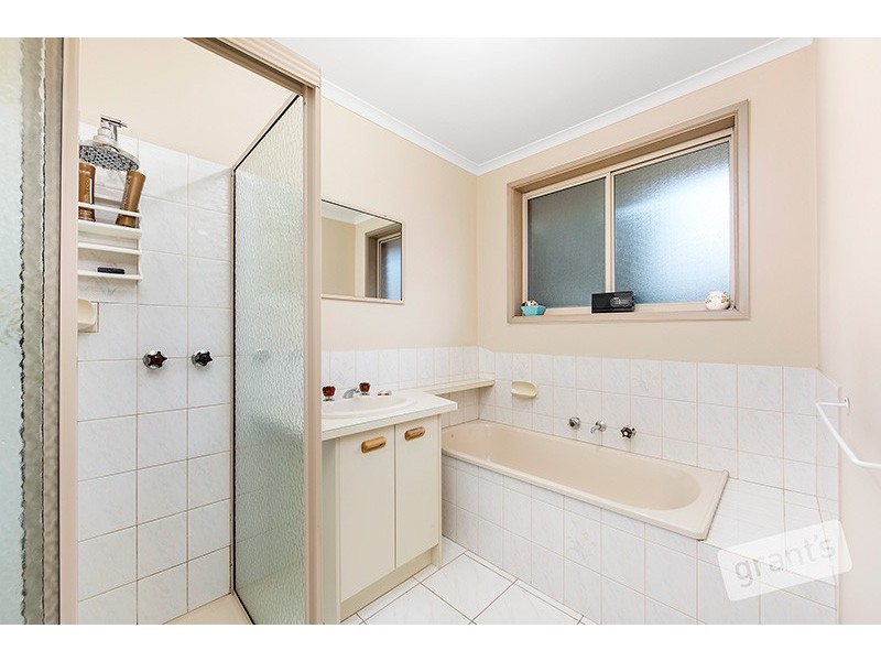 2/8 Bramwell Close, Endeavour Hills VIC 3802