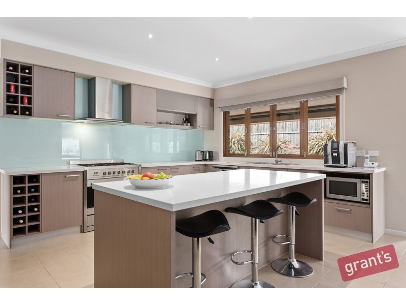 8 Avenview Drive, Narre Warren North VIC 3804