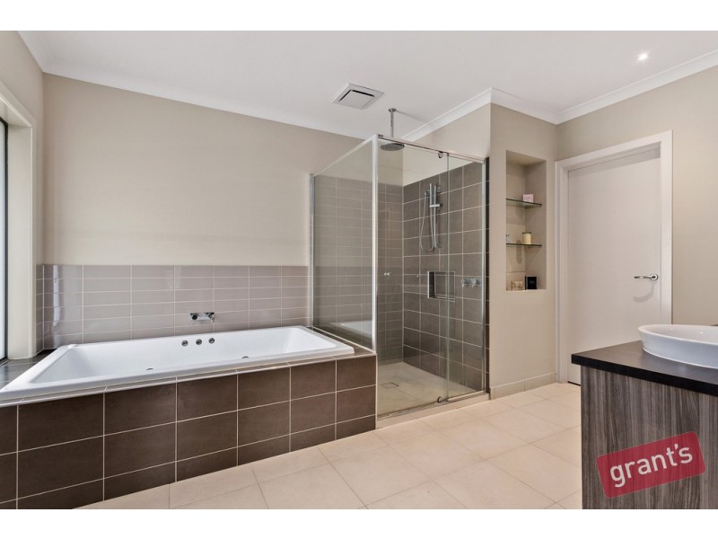 8 Avenview Drive, Narre Warren North VIC 3804