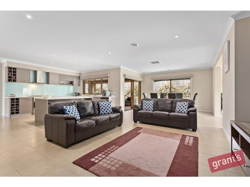 8 Avenview Drive, Narre Warren North VIC 3804