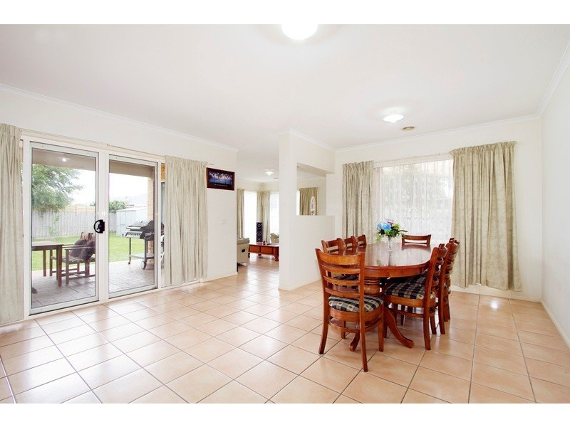 2 Gustavus Place, Narre Warren South VIC 3805