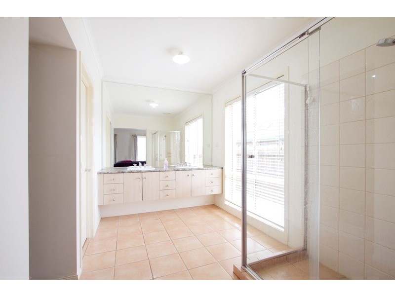 2 Gustavus Place, Narre Warren South VIC 3805