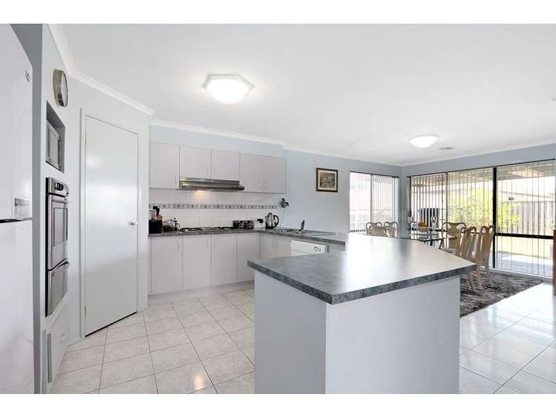 16 Fenton Place, Narre Warren South VIC 3805