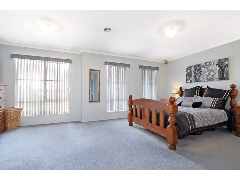 16 Fenton Place, Narre Warren South VIC 3805