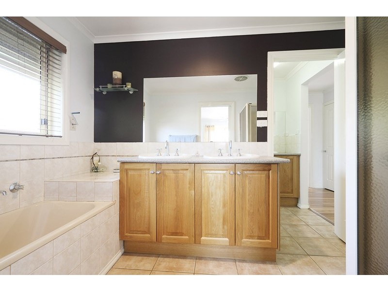 2/122 Fountain Drive, Narre Warren VIC 3805