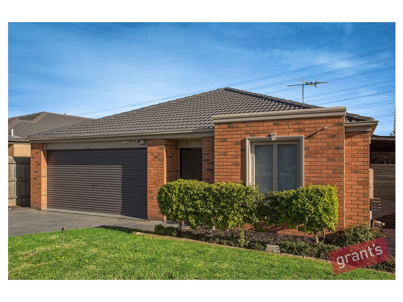 102 Langbourne Drive, Narre Warren South VIC 3805
