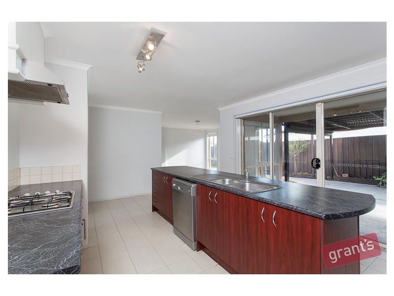 102 Langbourne Drive, Narre Warren South VIC 3805