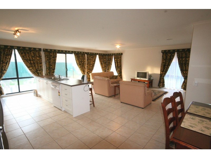 67 Sherwood Rd, Narre Warren South VIC 3805