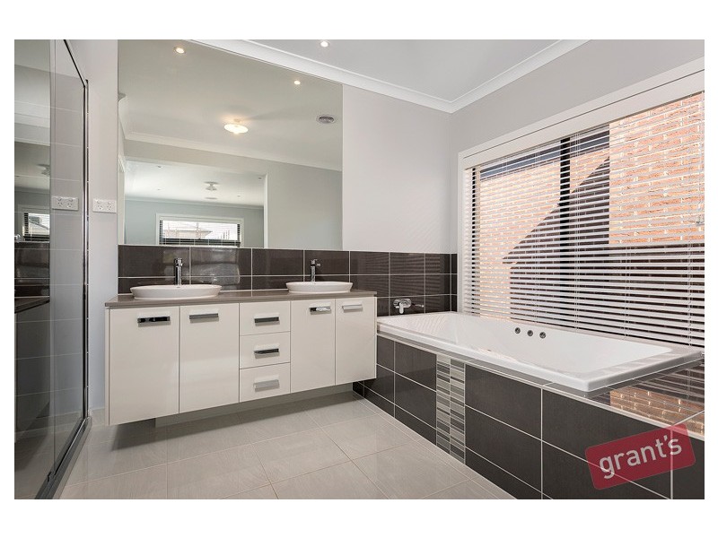 46 Deoro Parade, Clyde North VIC 3978