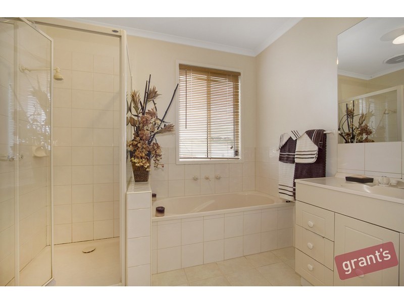 10 Edgewood Close, Narre Warren South VIC 3805