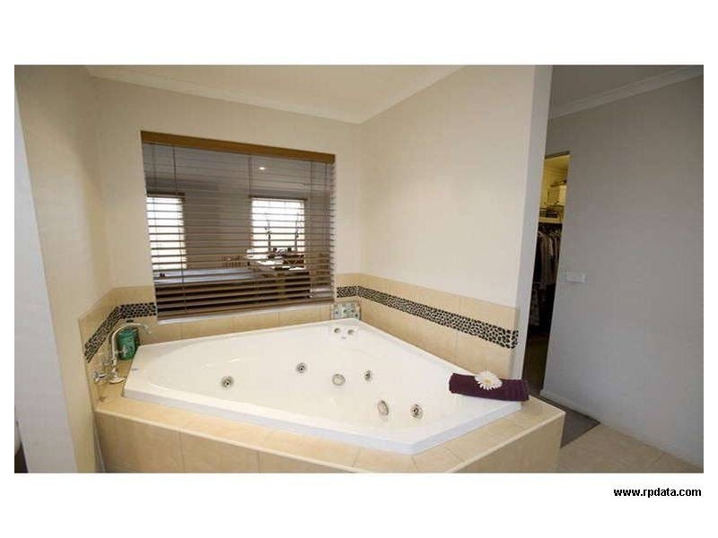 33 Pevensey Drive, Narre Warren South VIC 3805