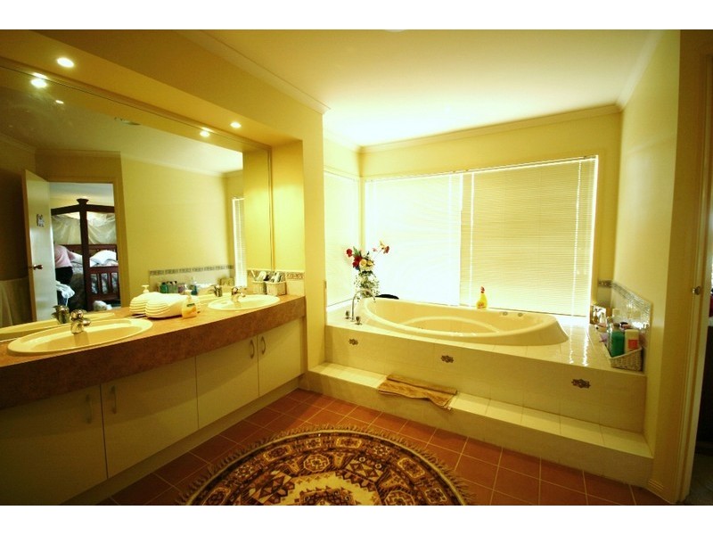 13 Canterbury Close, Narre Warren VIC 3805