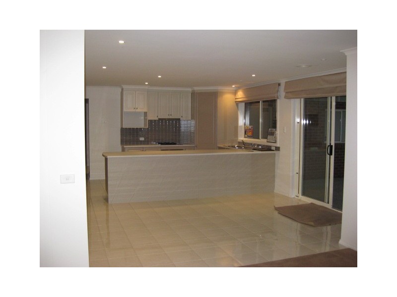 8 Parry Drive, Narre Warren VIC 3805