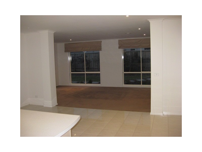 8 Parry Drive, Narre Warren VIC 3805