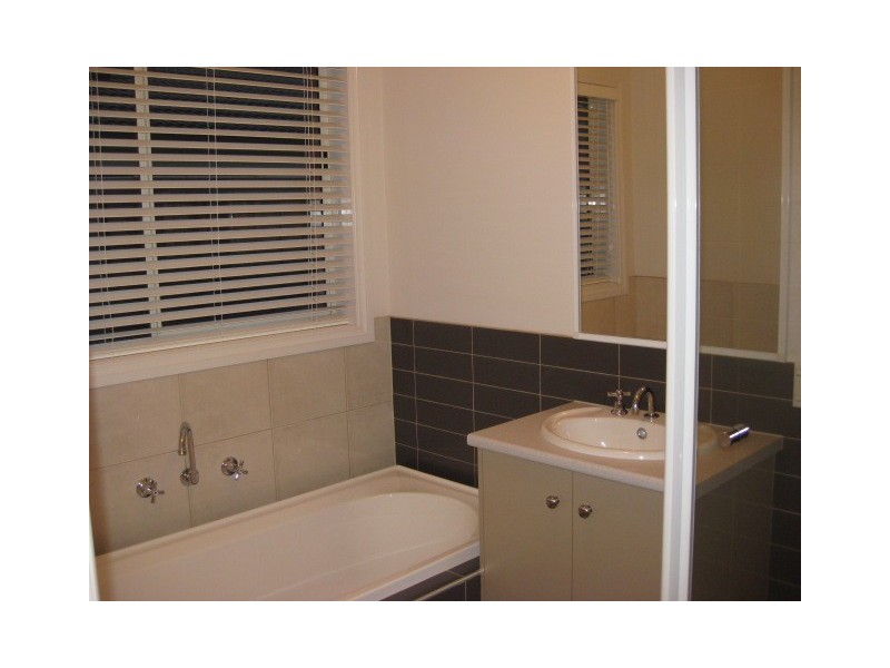 8 Parry Drive, Narre Warren VIC 3805