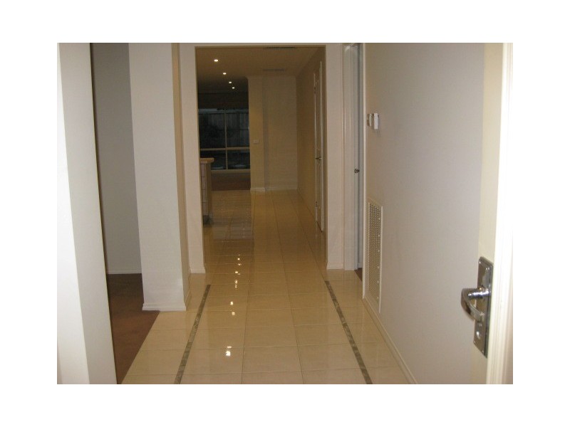 8 Parry Drive, Narre Warren VIC 3805