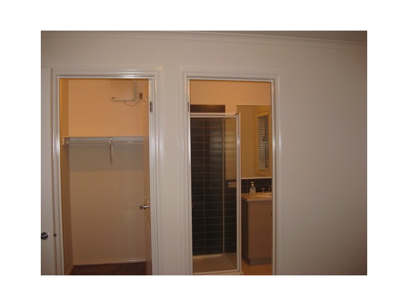 8 Parry Drive, Narre Warren VIC 3805