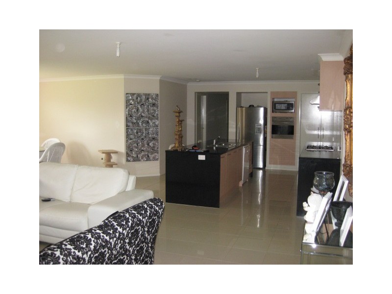 4 Honeyeater Gve, Narre Warren VIC 3805