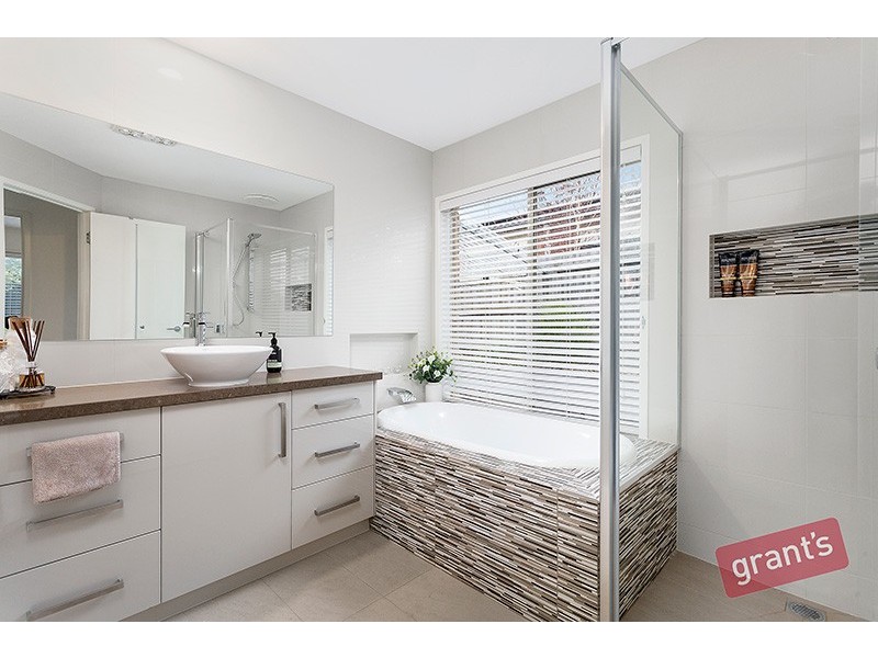 42 Robinswood Parade, Narre Warren South VIC 3805