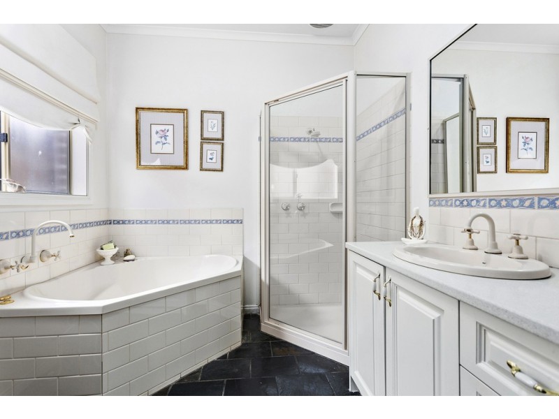 13 Robinswood Parade, Narre Warren South VIC 3805