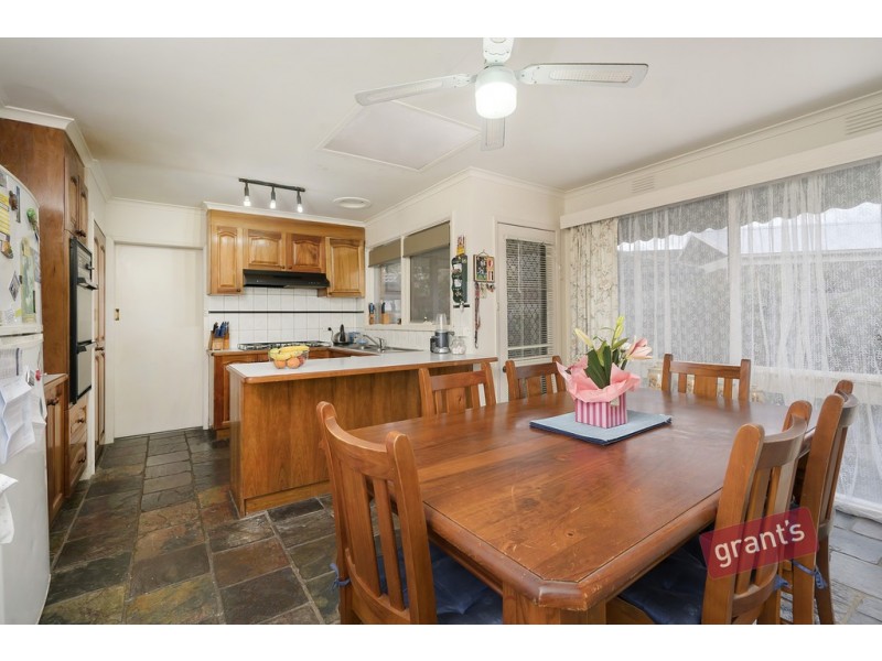 8 Fountain Drive, Narre Warren VIC 3805