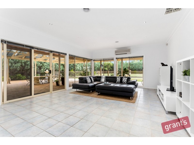 9 Douglas Court, Narre Warren North VIC 3804