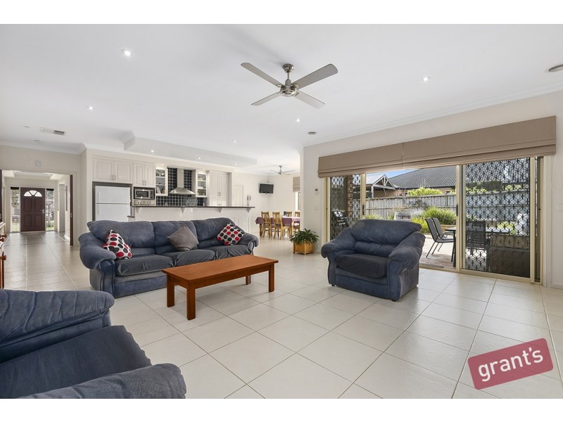 8 Rose Garden Court, Narre Warren North VIC 3804