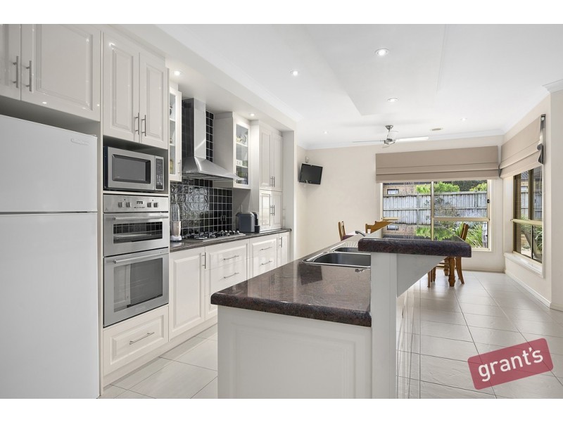 8 Rose Garden Court, Narre Warren North VIC 3804