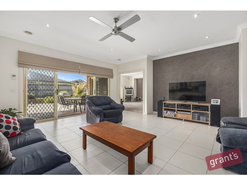 8 Rose Garden Court, Narre Warren North VIC 3804