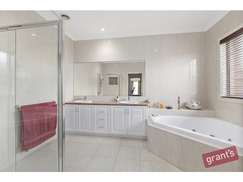 8 Rose Garden Court, Narre Warren North VIC 3804