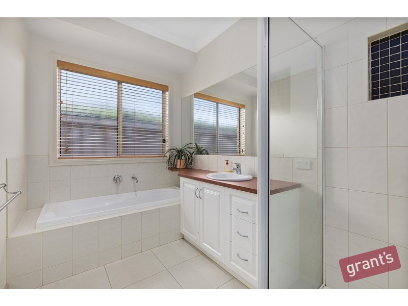 8 Rose Garden Court, Narre Warren North VIC 3804