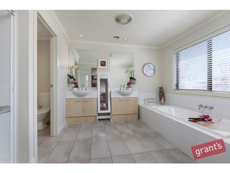 42 Bridgewater Boulevard, Berwick VIC 3806