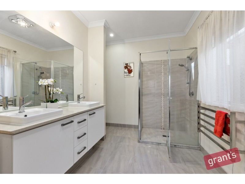 137 Selandra Boulevard, Clyde North VIC 3978