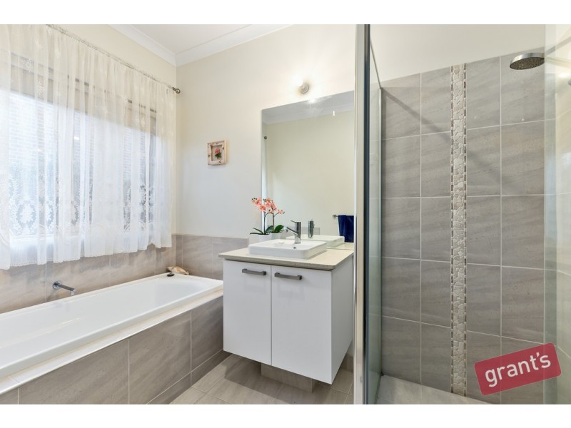 137 Selandra Boulevard, Clyde North VIC 3978