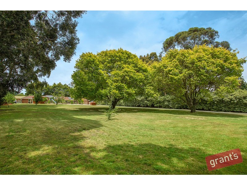 8 Jacques Road, Narre Warren North VIC 3804