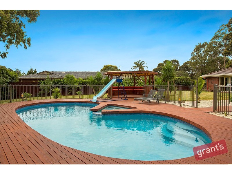 8 Jacques Road, Narre Warren North VIC 3804