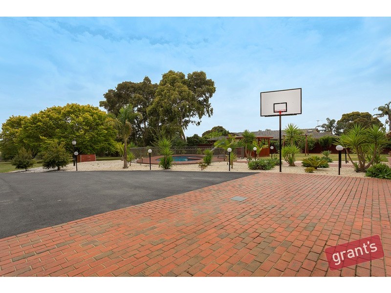 8 Jacques Road, Narre Warren North VIC 3804