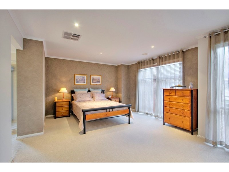 52 Golden Grove Drive, Narre Warren South VIC 3805