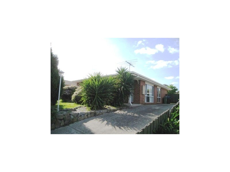 24 Amber Crs, Narre Warren VIC 3805