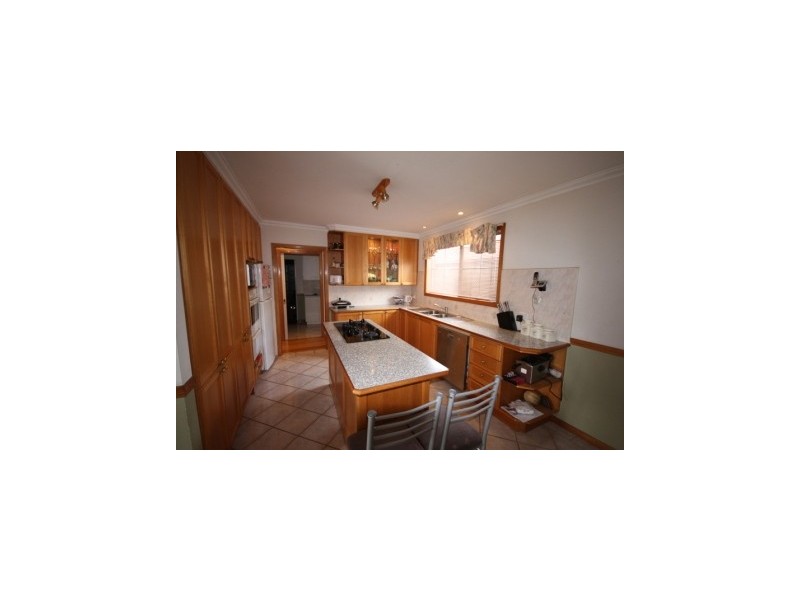 2 Chain Crt, Narre Warren South VIC 3805