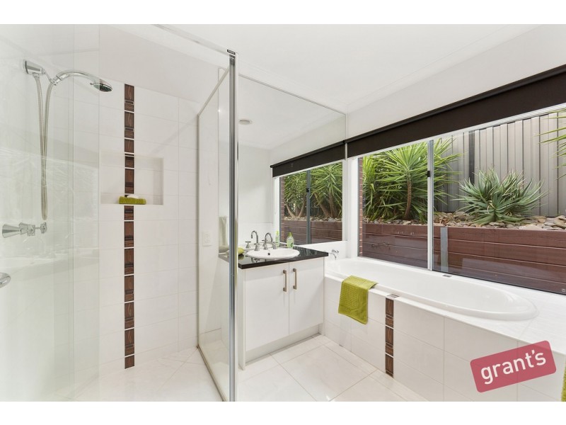 11 Powell Place, Pakenham VIC 3810