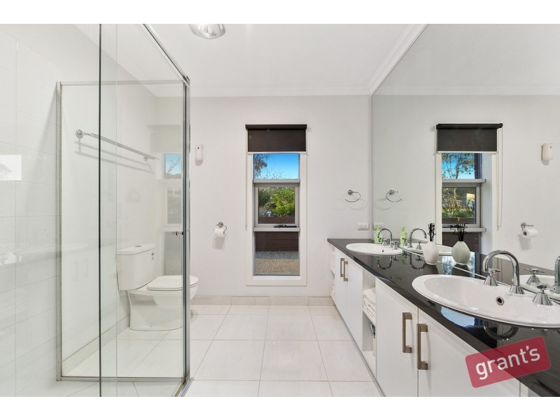 11 Powell Place, Pakenham VIC 3810