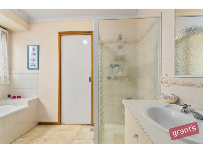 71 Wakenshaw Crescent, Pakenham VIC 3810